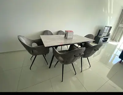Extendable dining table with 6 chairs.