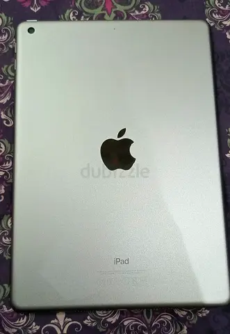 Apple iPad (silver) - 5th Generation good condition