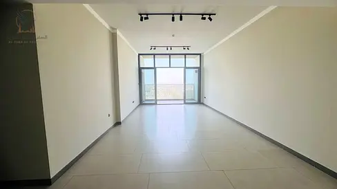 شقة 3 غرف وصالة + غرفة خادمة مع غاز مجاني وباركن مجاني وصيانة مجانيه في عجمان منطقة الجرف 2 امتداد شارع الشيخ خليفة بالقرب من جميع الخدمات سهل المخرج