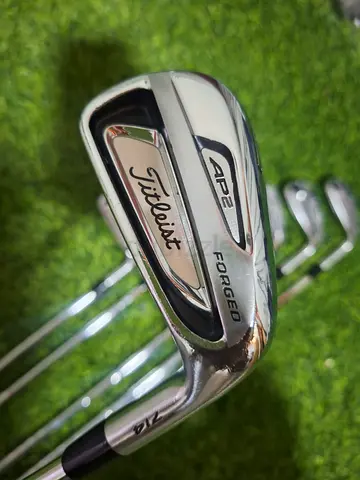 Titleist 714 AP2 Irons 5-PW Dynamic Gold S200
