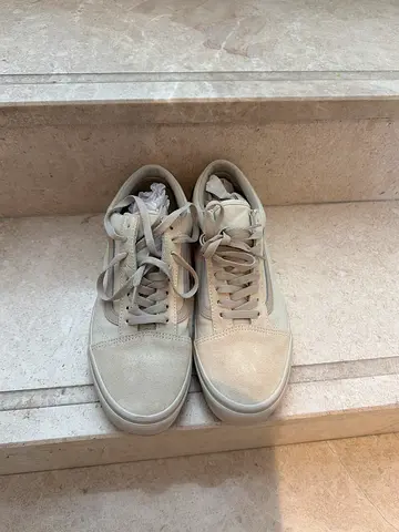 Light beige casual sneakers - preowned, good condition