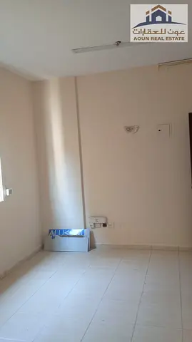 استوديو للإيجار في البوطينة للعائلات، تكييف مركزي ومطبخ منفصل، 15 ألف سنويًا، الدفع على 4 أو 6 دفعات، التأمين شيك. فرصة مميزة!