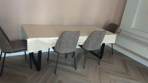 Dinning table with chairs ( brand new)
