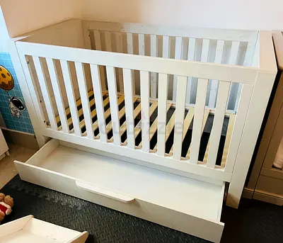 Off white wooden baby crib with under-drawer, sound condition