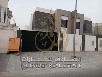 فرصة مميزة للسكن في فيلا جديدة كليًا بموقع حيوي ومميز في منطقة الحوشي، قريبة من جميع الخدمات والمرافق، مع تصميم عصري ومساحات واسعة تناسب العائلات البا