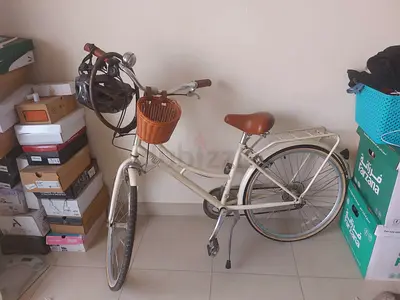 Comfort city bicycle with basket, bell and helmet - good condition