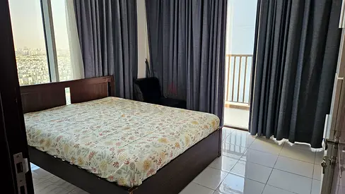 Queen size bed for sale in Al Furjan