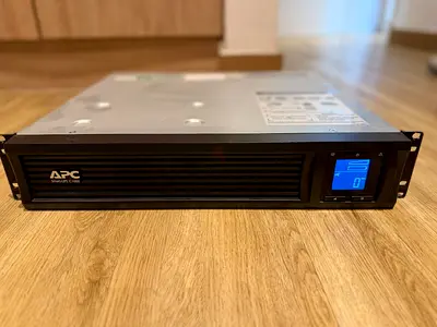 APC Smart UPS C SMC1000I 2U