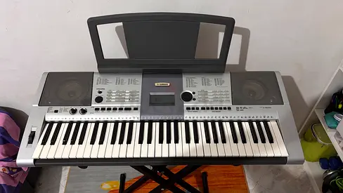 Yamaha (62 Key) Electronic Keyboard with Stand and Carry Bag - good working condition
