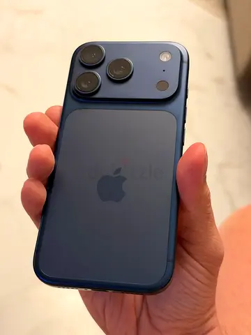iPhone 17 pro 256gb deep blue 90% battery