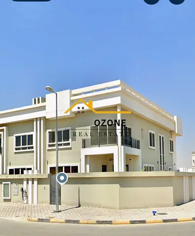 Corner unit\^5-Bedrooms Villa\^Garden Space\maid room