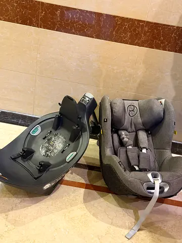 Cybex Sirona Z car seat with base