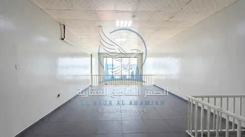 محل للإيجار في الصناعية 13 بالشارقة، مساحة 2,500 قدم²، ميزانين، مكتبين، حمام ومطبخ تحضيري، كهرباء 25 كيلوواط، شارع رئيسي وباركينج.