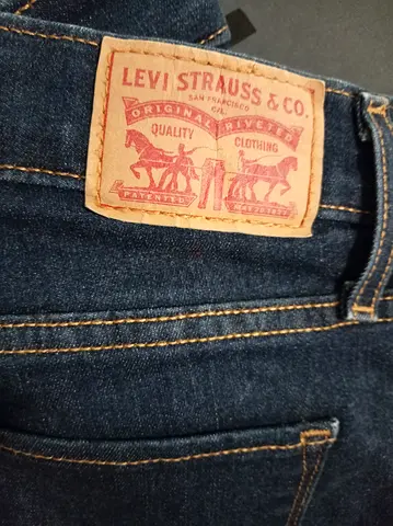Levi's women blue denim jeans - classic fit, good condition