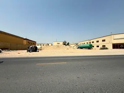 على شارع رئيسي / تملك حر / موقع استراتيجي / مساحه الارض كبيره ومناسبه