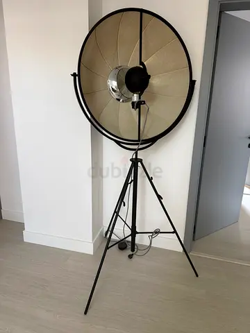 Industrial tripod floor lamp with adjustable reflector