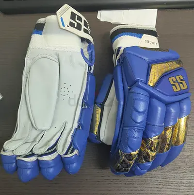 SS cricket batting gloves - size medium, never used right and left hand