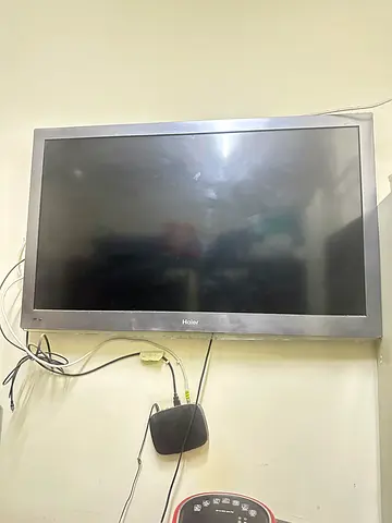 Haier 32" Flat Panel TV - Good Working Condition 3D supports