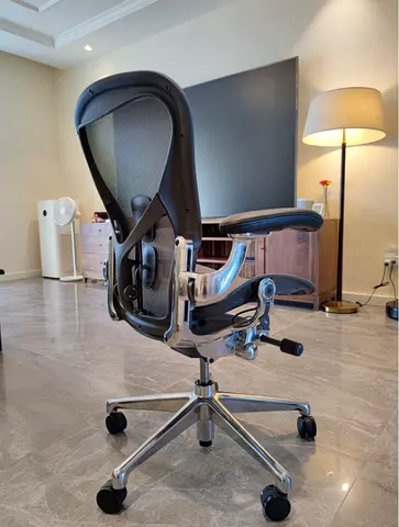 Herman Miller Aeron Remastered Chair - Graphite Frame / Aluminum Base - Size C