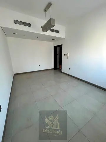 شقة غرفة وصالة للإيجار في القاسمية تكييف مركزي خزائن بالحائط حمام واحد جيم ومسبح مجاني الدفع على 4 شيكات