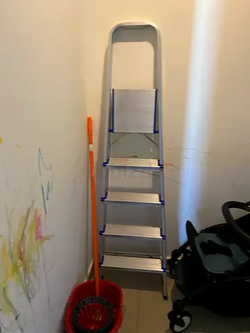 Aluminium 4-step Folding Ladder - Good Condition