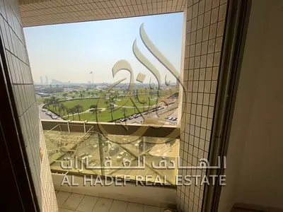 شقة 3 غرف وصالة للإيجار في السور الشارقة، تكييف وتصديق عقد مجانًا، مساحات واسعة، ودفع مرن على 4 أو 6 دفعات، مناسبة للعائلات