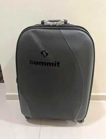 ORIGINAL Summit Hard Case Luggage in Excellent Condition - 4 Wheels & Lock
