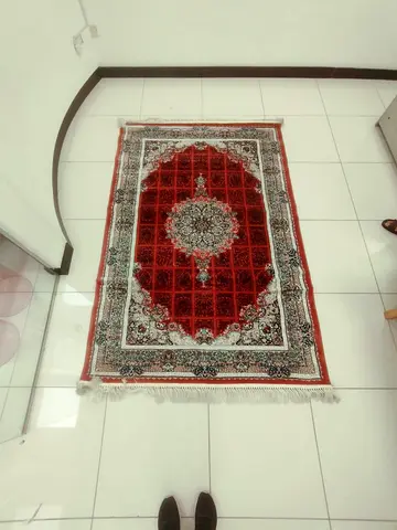 Turkish Silk Touch Rug, Rose Red Medallion, Made in Turkey, 230 x 150 cm, Label Still On, JLT