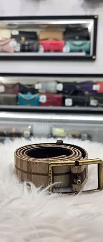 Brown patterned leather belt with brass buckle - good condition
