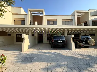 المعيشة على الواجهة البحرية | تاون هاوس من 4 غرف نوم | شرفات متعددة