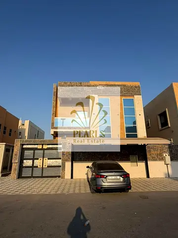 أفخم فيلا جديدة ثاني ساكن للإيجار السنوي في الياسمين، 5 غرف ماستر، مجلس وصالتين، مطبخ تحضيري ومظلة سيارات خلف الحديقة.