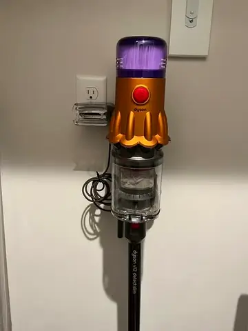 Dyson V8 Absolute cordless stick vacuum - good condition
