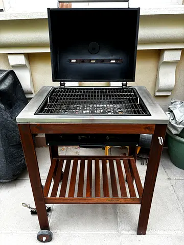 Large Charcoal BBQ with Wooden Stand & Storage Shelf + free wooden prep table