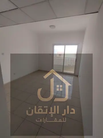 🔥 غرفة وصالة للإيجار في الرولة – تكييف مركزي، بدون تأمين، وموقع مميز قريب من جميع الخدمات 🔥