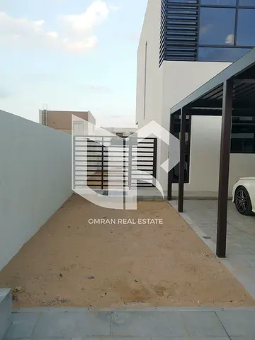 Own your townhouse in Bensama now, featuring 4 spacious bedrooms, with freehold ownership for Arabs! 🏡