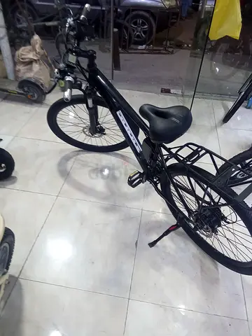 Black Cruiser Bike with Rear Rack — Good Condition
