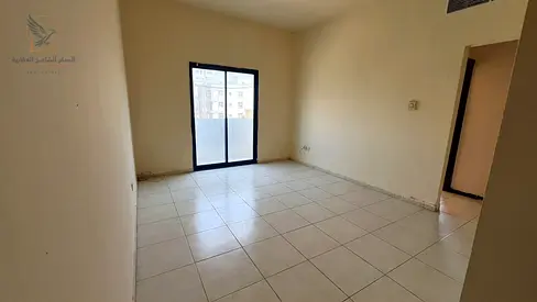 غرفه وصاله للايجار السنوي بسعر مميز مع بلكونه وتكييف مركزي في موقع مثالي قريب للخدمات والاسواق وقريب من مخرج دبي