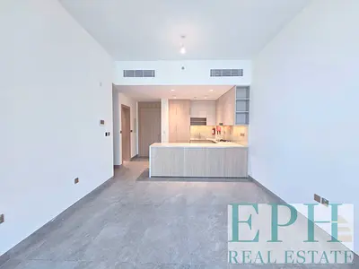 SPACIOUS LIVING | LIGHT-FILLED LIVING | MAIDS ROOM