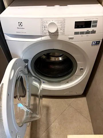 Electrolux front-load washing machine - perfect condition. Bought for 1.800 dhs