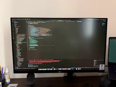 LG UltraFine 32" 4K UHD IPS Monitor (32UN880-K) with Ergo Table Mount