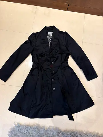 Black belted women's trench coat - size S/M, classic style