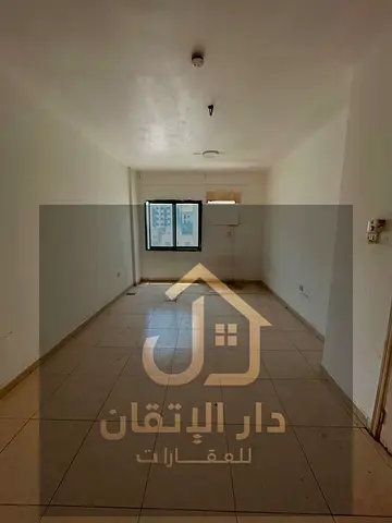 فرصة ذهبية للإيجار ثلاث غرف وصاله منطقه البوطينة موقع حيوي وقريب من جميع الخدمات
