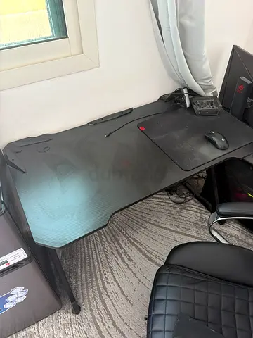 Gaming/Computer Desk in good used condition with cable cutouts carbon fiber