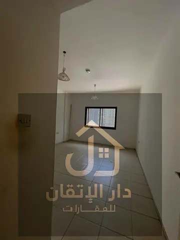 فرصة ذهبية للإيجار شقة 3 غرف وصالة مع غرفة خادمة ماستر بمساحات واسعة منطقة القليعة مع غرفة خادمة ماستر تكييف مركزي