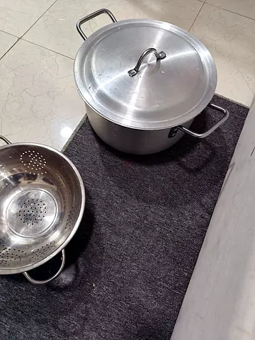 Large stainless steel stockpot with strainer - used, good condition