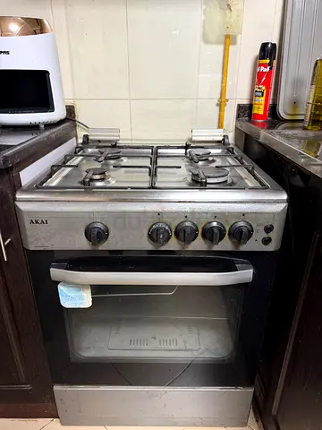 Used Akai 4-Burner Gas Stove with cylinder