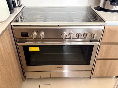 Bosch stainless steel freestanding gas range with glass top - good condition