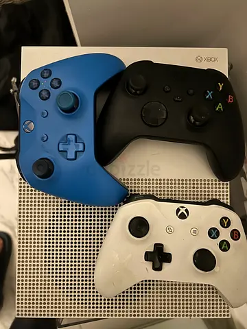 XBOX One S 1 TB, with accessories and monitor
