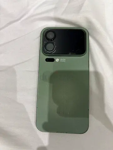 xiaomi 17 pro max one crack on the back
