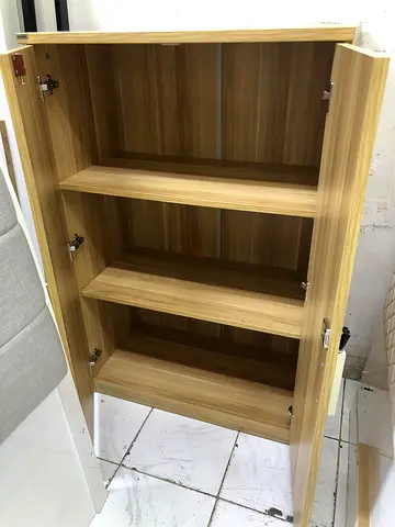 Light wood storage cabinet with 3 shelves - good condition